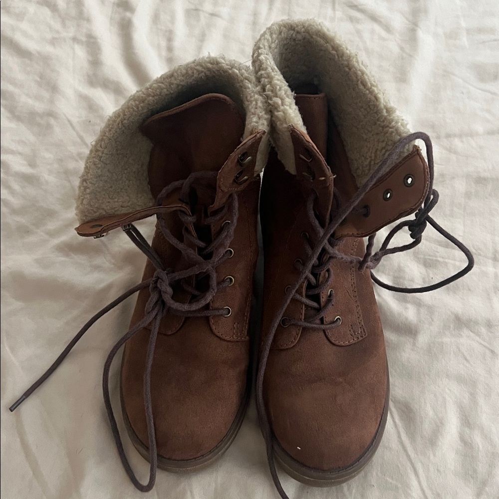 Brown Lace-Up Boots with Shearling Lining